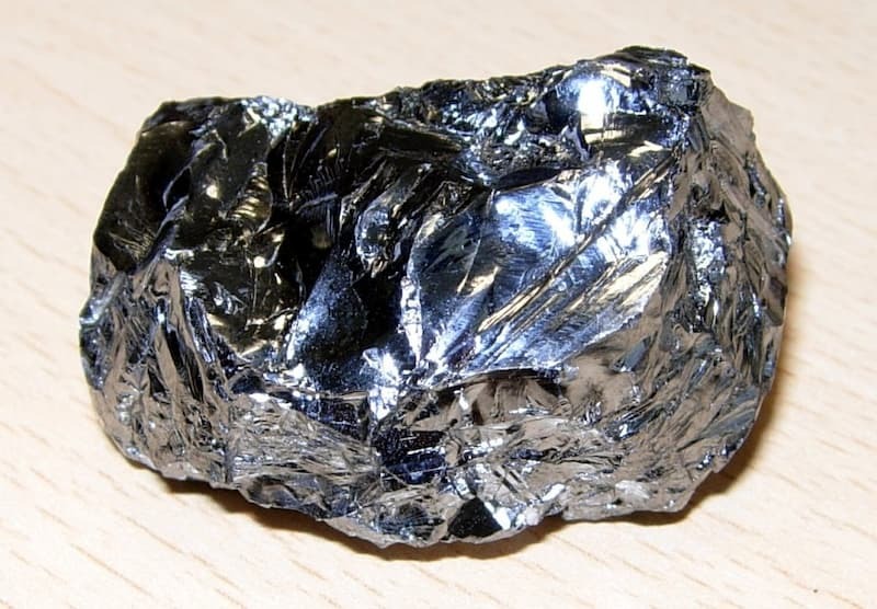 Silic tinh thể thường có màu xám, ánh kim, có tính bán dẫn 